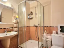 Душевая кабина в ванной комнате