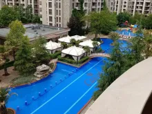 Вид на бассейн из террасы квартиры