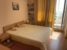 двухспальная кровать в спальне