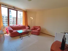 диван и журнальный столик