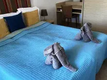 кровать в спальне