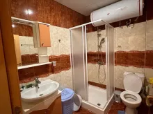 Душевая кабина в ванной комнате