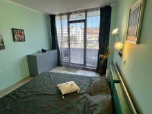 кровать в спальне