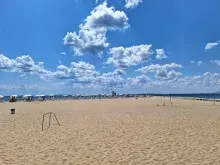 Широкая пляжная полоса у комплекса