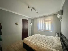 Двуспальная кровать и кондиционер в спальне