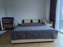 Двуспальная кровать в спальне
