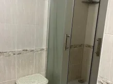 Душевая кабина в ванной комнате