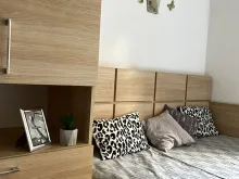 Двухспальная кровать и другая мебель