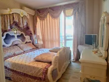 кровать в спальне