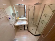 Душевая кабина в ванной ком