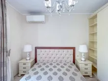 Двуспальная кровать и прикроватные тумбы