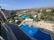 вид на бассейн комплекса из террасы