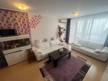 два белых дивана в комнате