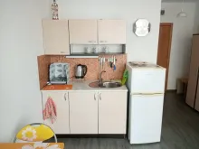 Кухонный бокс и холодильник