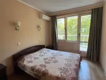 кровать в спальне