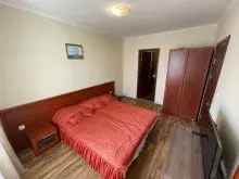 двухспальная кровать и шкаф