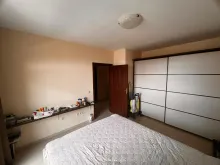 кровать в спальне