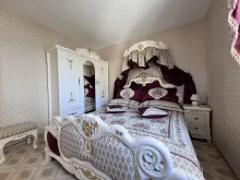 двухспальная кровать в спальне