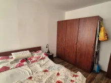 кровать и шкаф в спальне