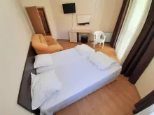 кровать в спальне
