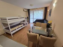 Двухуровневая детская кровать и другая мебель в комнате
