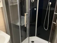 душевая кабина в ванной комнате