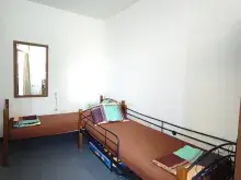 Кровать в спальне