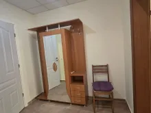 Шкаф и стул в прихожей