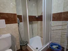 Душевая кабина в ванной комнате