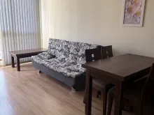 Стол и диван в квартире