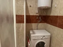 Стиральная машина и водонагреватель в комнате