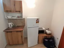 Кухонный уголок и холодильник