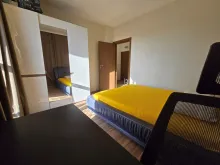 кровать в спальне