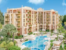 Бассейн и фасад комплекса Harmony 4 Monte Carlo