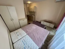 двухспальная кровать и шкаф