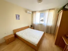 кровать в спальне