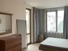 Комод и кровать в спальне