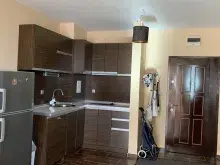 Кухонная мебель и холодильник