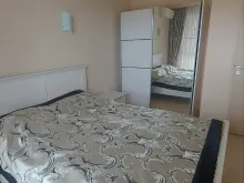 кровать и шкаф в спальне