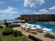Вид на бассейн и море из террасы