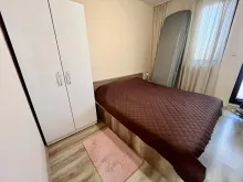Двуспальная кровать и гардероб в спальне