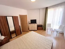 Двухспальная кровать и шкаф