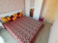 Двуспальная кровать и гардероб в спальне