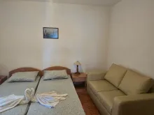 кровать и диван в спальне