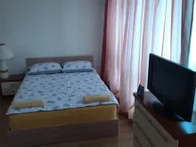 двухспальная кровать и телевизор