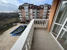 Вид на бассейн и из террас квартиры