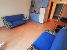 2 синих дивана и кухня