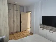 Телевизор и другая техника в спальне