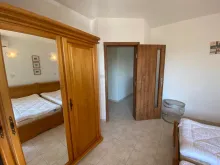 Шкаф и кровать