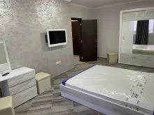 двухспальная кровать и телевизор в комнате